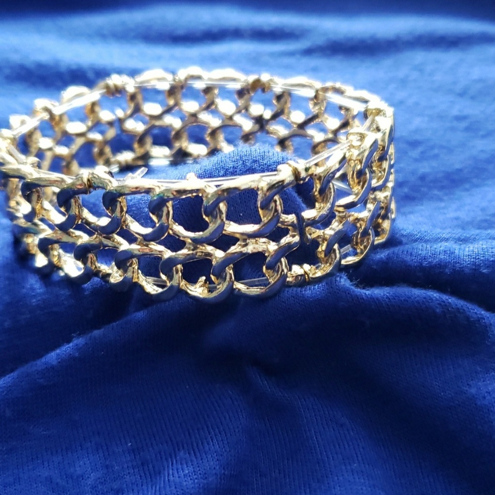 Gold stretch interlocking chain design bracelet
